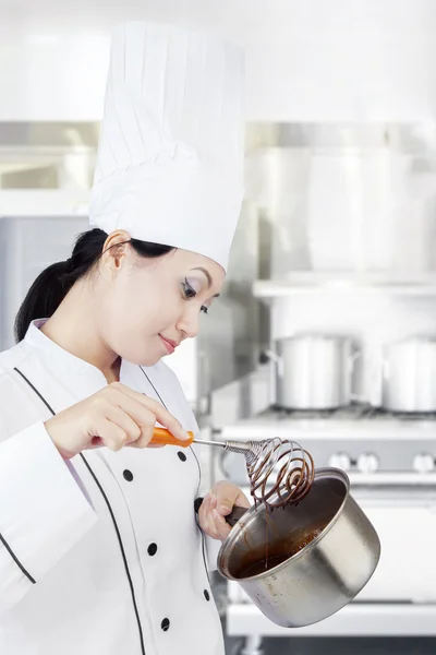 Chef cocinando chocolate en la cocina —  Fotos de Stock