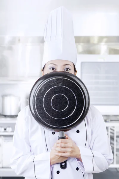 Chef nasconde il suo viso con una padella — Foto Stock