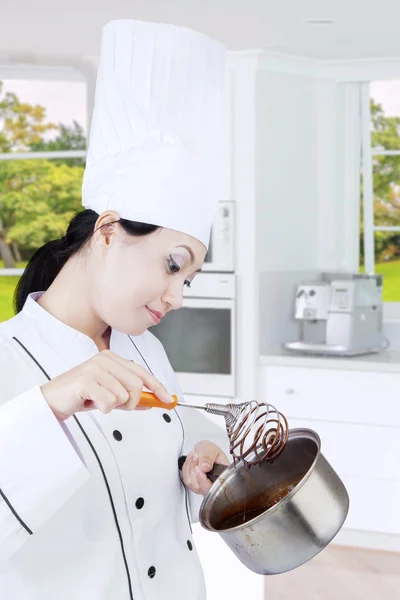 Chef mixt Schokolade mit einer Pfanne — Stockfoto