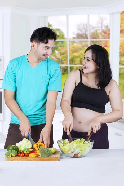 Par matlagning färsk sallad tillsammans — Stockfoto