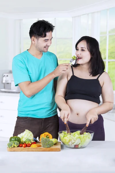 Couple eating healthy salad — Stock Photo, Image