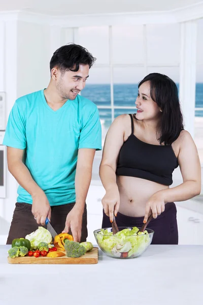 Paar bereitet gemeinsam gesundes Essen zu — Stockfoto