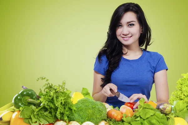 Mulher bonito preparar legumes orgânicos — Fotografia de Stock