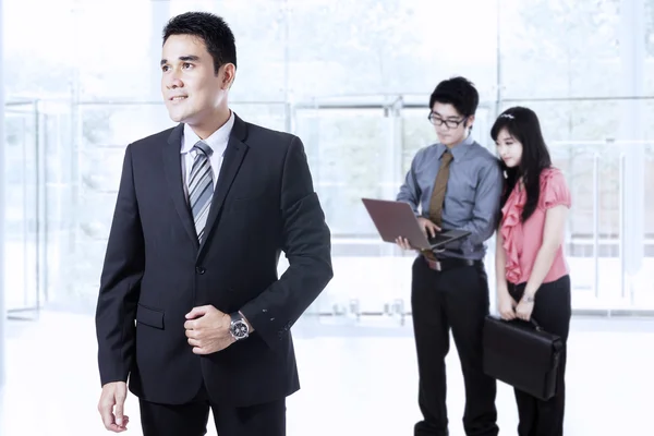 Entrepreneur and his partners in the lobby — Stock Photo, Image