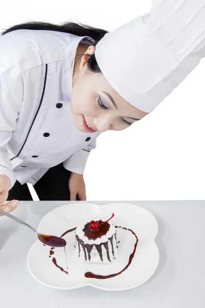 Chef femenino decora un pastel — Foto de Stock