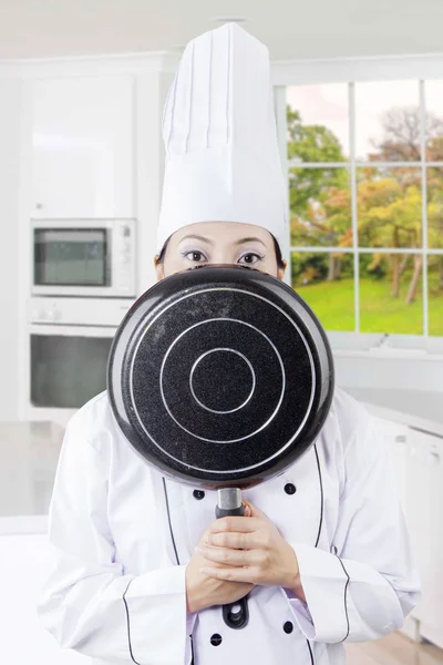 Chef feminino escondendo seu rosto na cozinha — Fotografia de Stock