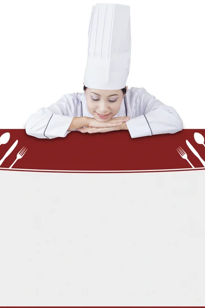 Vrouwelijke chef-kok met lege billboard — Stockfoto