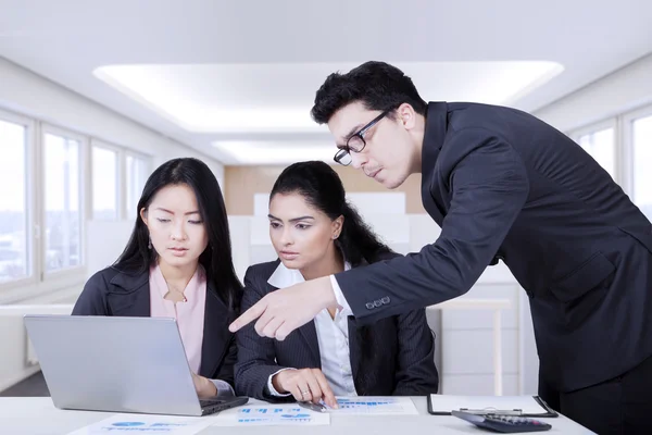 Equipe de negócios financeiros fazer planos de trabalho — Fotografia de Stock