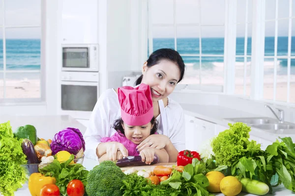 Lány tanul főzni, anyja — Stock Fotó