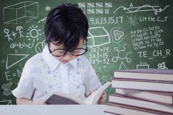 Mädchen liest Bücher und lernt im Unterricht — Stockfoto