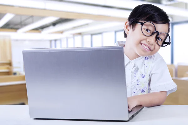 Ragazza con computer portatile in classe — Foto Stock