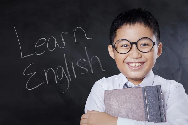 Niño feliz con texto Aprender inglés —  Fotos de Stock