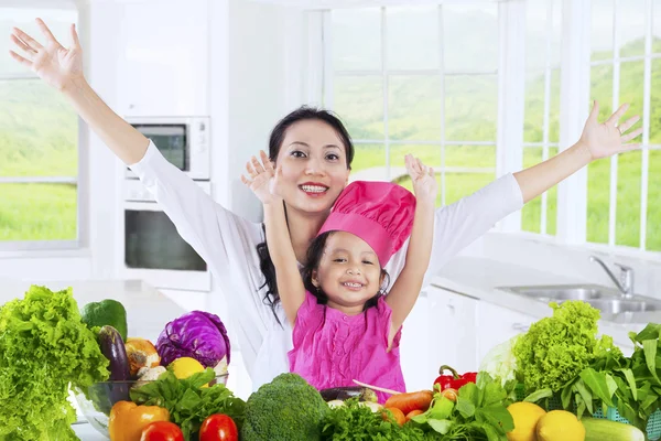 Happy mother and child in kitchen — Stock Photo, Image