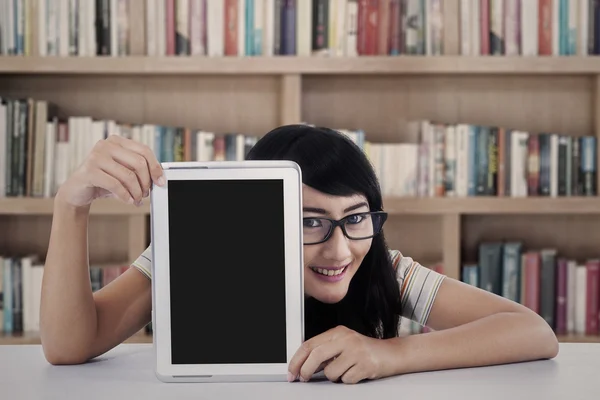 Gelukkig student met tablet pc in de bibliotheek — Stockfoto