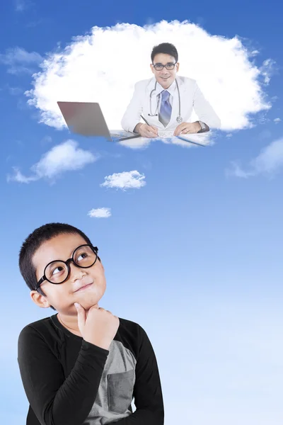 Liten pojke föreställer en läkare — Stockfoto