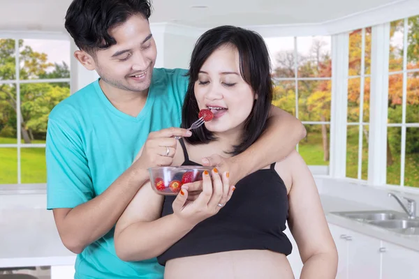 Aardbei-fruit vervoederen aan zijn vrouw man — Stockfoto