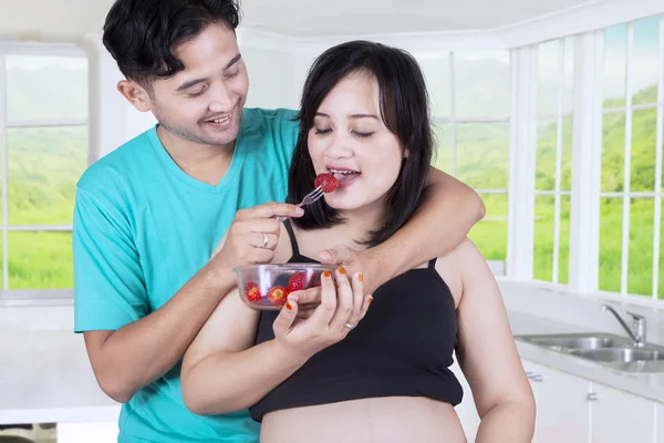 Man die aardbei vruchten geeft aan zijn vrouw — Stockfoto
