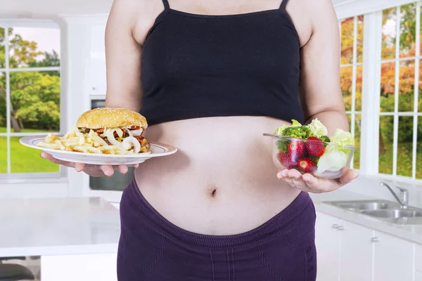 Mãe grávida mostra escolha de alimentos — Fotografia de Stock