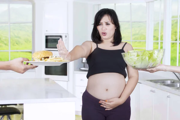 Zwangere vrouw Vermijd fast food — Stockfoto