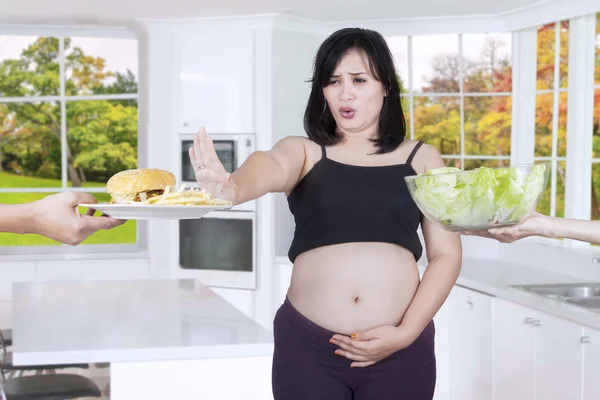 Mujer embarazada se niegan comida chatarra —  Fotos de Stock