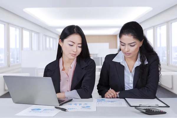 Pretty female workers discussing in office — Stock Photo, Image
