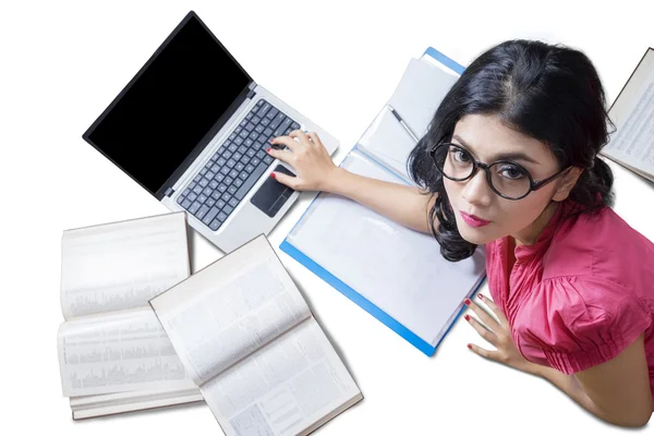 Hübsche Studentin auf dem Boden liegend — Stockfoto