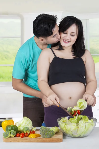 Romantic couple cooking salad — Stock Photo, Image