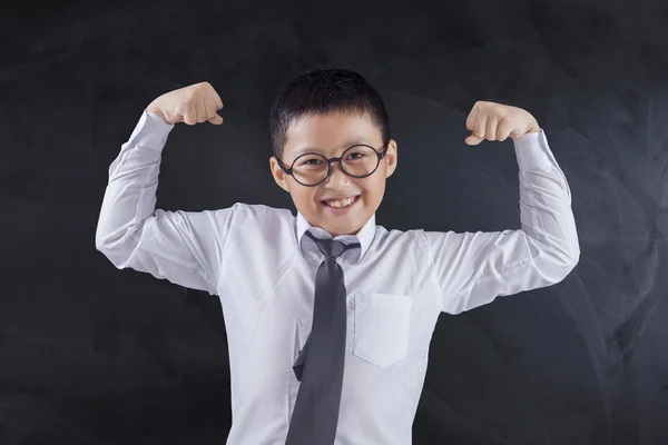 Starker Schüler zeigt Muskeln — Stockfoto