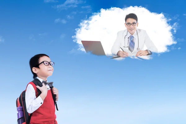 Φοιτητής με το γιατρό σχετικά με το σύννεφο — Φωτογραφία Αρχείου