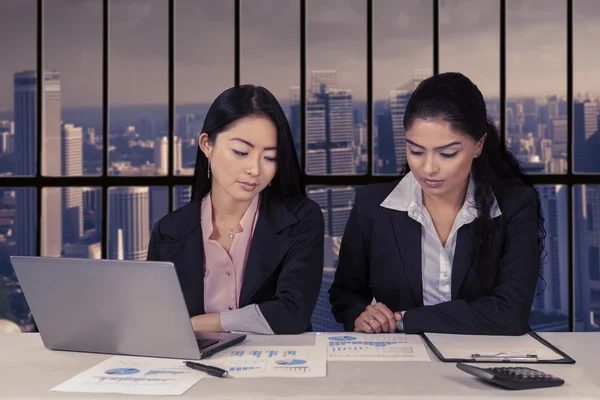 Dos empresarias trabajando juntas — Foto de Stock