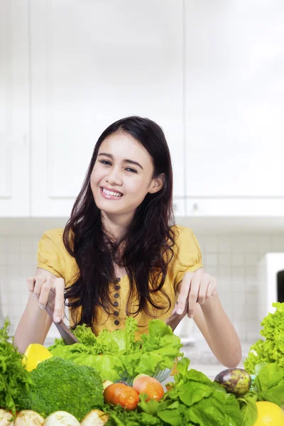 Mujer hace ensalada con verduras orgánicas — Foto de Stock