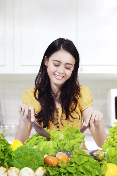 Mujer haciendo ensalada de verduras — Foto de Stock