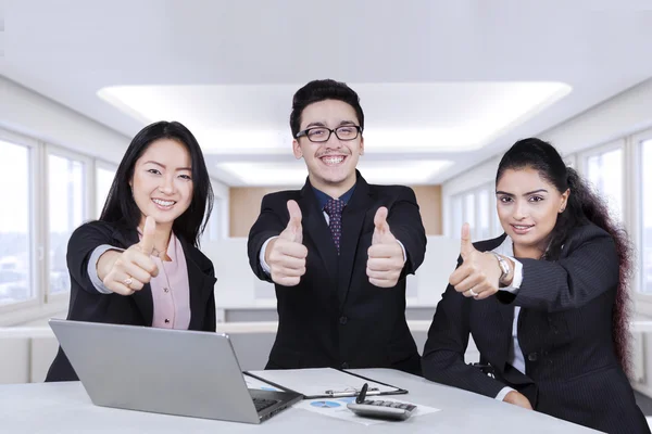 Giovani lavoratori che mostrano pollici in su — Foto Stock