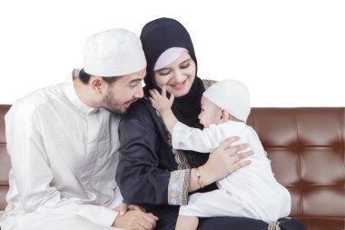 Arap aile birlikte kanepede şaka