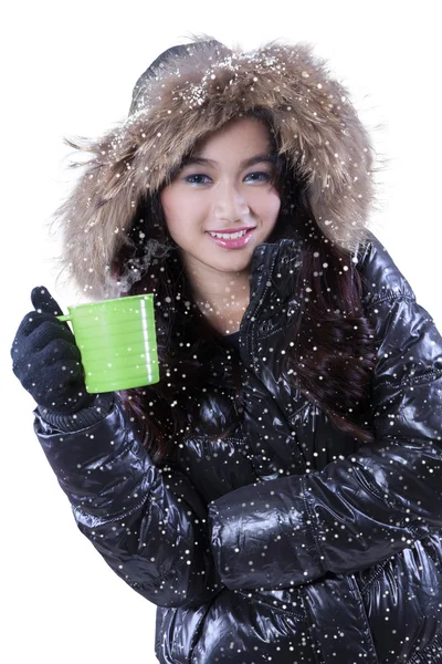 Pretty woman holds mug of hot drink — Stock Photo, Image