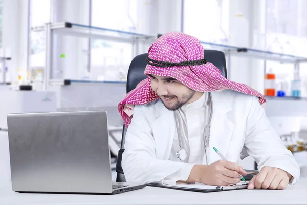 Médecin musulman avec ordinateur portable à l'hôpital — Photo