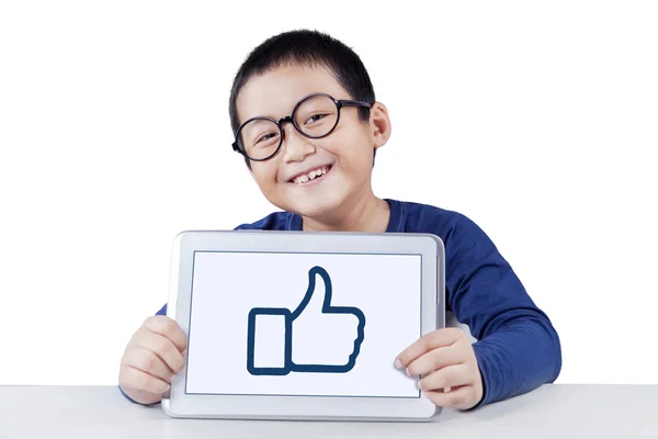 Schoolboy mostrando polegar para cima ícone com tablet — Fotografia de Stock