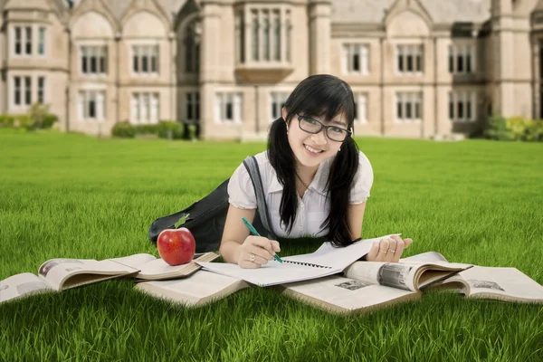 Clever Chinese student learns at park — Stock Photo, Image
