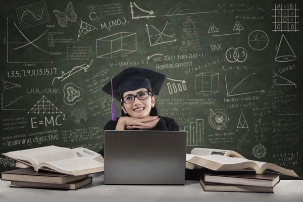 Portret van doordachte student aan de klasse — Stockfoto