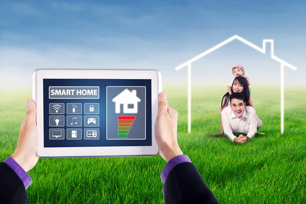 Smart home apps e famiglia asiatica — Foto Stock