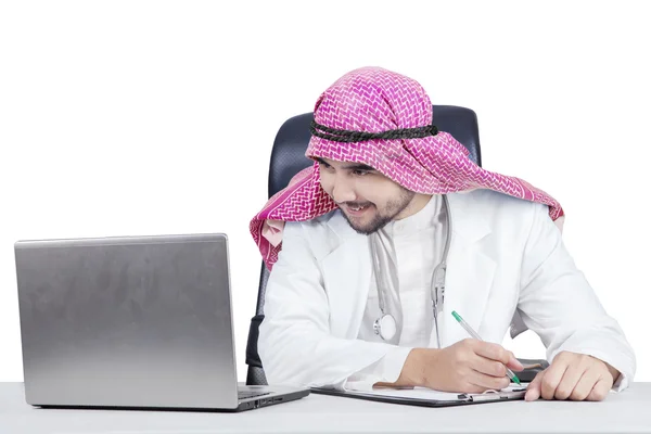 Arabski lekarz ogląda laptopa — Zdjęcie stockowe