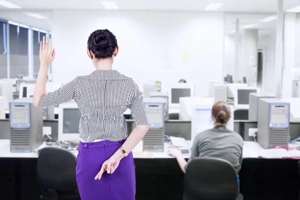 Businesswoman tell lies in office — Stock Photo, Image