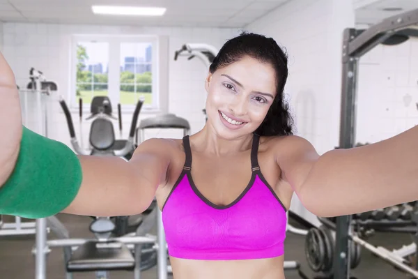 Modèle indien fait selfie image à la salle de gym — Photo