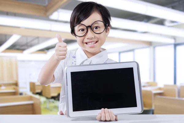 Schattig student toont aan Tablet PC- en duim omhoog — Stockfoto