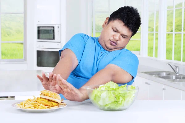 Homem evitar um prato de junk food — Fotografia de Stock