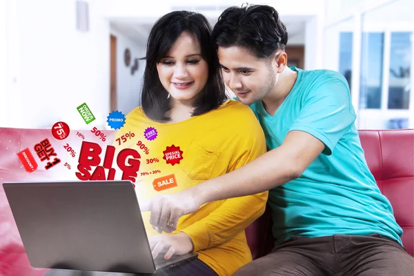 Asian couple searching big sale offer — Stock Photo, Image