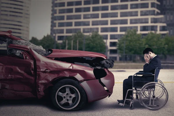 Personne handicapée et voiture endommagée — Photo