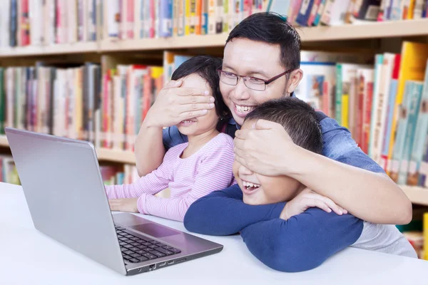 Hombre evitar sus estudiantes viendo contenido para adultos — Foto de Stock