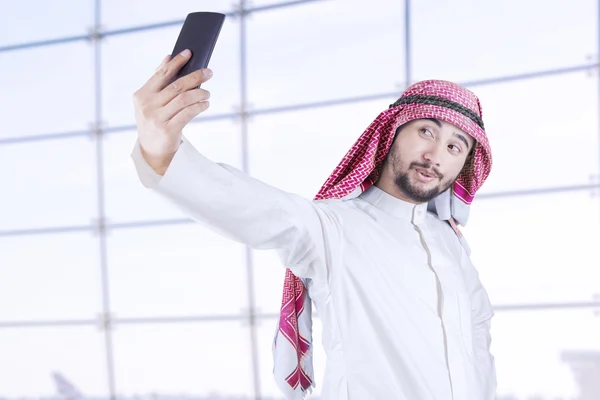 Αραβική άνθρωπος λαμβάνοντας εικόνα του εαυτού του — Φωτογραφία Αρχείου