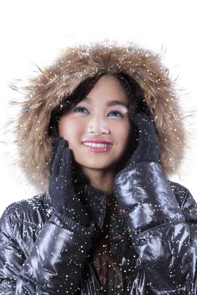 Красивая женщина в зимней одежде — стоковое фото